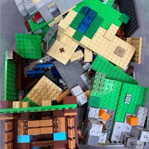 Lego Minecraft Mini Figures Habitat Building Blocks Set Green and Tan